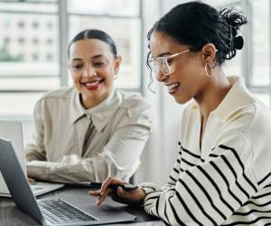 El 76 % de las mujeres se siente empoderada para perseguir o mantener un cargo de liderazgo. Foto de iStock