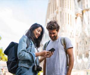 Las herramientas de IA pueden ser útiles, pero su capacidad para satisfacer las necesidades y expectativas de los viajeros es aún limitada. Foto de AzmanJaka / Getty Images