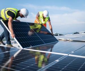 Los consumidores ven en el autoconsumo la vía ideal para ahorrar en la factura eléctrica. Foto de ArtistGNDphotography / Getty Images