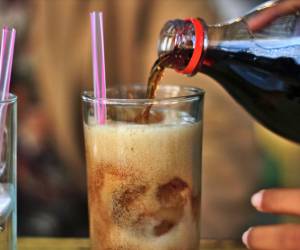 Las marcas globales de bebidas ocupan dos puestos en el Top 5 de marcas más elegidas. Foto de Narongkan Wanchauy / Getty Images/iStockphoto