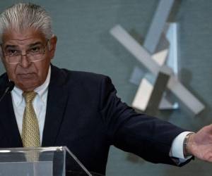 <i>El presidente electo de Panamá, José Raúl Mulino, habla durante la presentación del gabinete en la ciudad de Panamá el 16 de mayo de 2024. FOTO MARTIN BERNETTI / AFP</i>