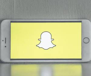 Snapchat recopila una serie de datos de identificación personal (IPI), de localización y biométricos y los comparte con terceros. Foto de E&amp;N