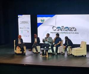 <i>Empresarios salvadoreños en el foro de la Gira de la Confianza en El Salvador. FOTO E&amp;N</i>