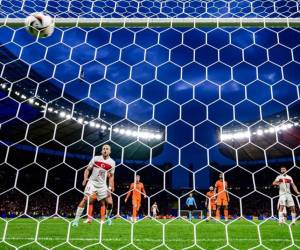 <i>El portero holandés #01 Bart Verbruggen (R) concede un gol marcado por el defensor turco #04 Samet Akaydin (invisible) durante el partido de fútbol de cuartos de final de la UEFA Euro 2024 entre Holanda y Turquía en el Olympiastadion de Berlín el 6 de julio de 2024. FOTO Juan MACDOUGALL / AFP</i>