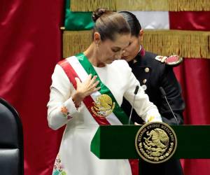 La presidenta de México Claudia Sheinbaum, recibe la banda presidencial en la Cámara de Diputados este martes en la Ciudad de México (México). EFE/José Méndez