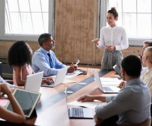 Las empresas pueden incluir la diversidad en puestos de toma de decisiones, para propiciar la participación efectiva. Foto de iStock