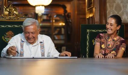 <i>Fotografía cedida por la Presidencia de México, del mandatario mexicano Andrés Manuel López Obrador (i) y de la presidenta electa de México, Claudia Sheinbaum durante un acto protocolario este domingo, en el Palacio Nacional de Ciudad de México (México). EFE/ Presidencia de México /SOLO USO EDITORIAL/SOLO DISPONIBLE PARA ILUSTRAR LA NOTICIA QUE ACOMPAÑA (CRÉDITO OBLIGATORIO)</i>