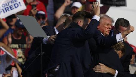 <i>El candidato presidencial republicano, el expresidente de Estados Unidos, Donald Trump, es llevado por el Servicio Secreto después de que sonaron disparos en un mitin de campaña en Butler Farm Show Inc. el 13 de julio de 2024 en Butler, Pensilvania. FOTO Jeff Swensen/Getty Images/AFPJEFF SWENSEN / GETTY IMAGES NORTEAMÉRICA / Getty Images vía AFP</i>