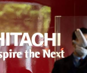 <i>El logotipo de Hitachi se ve en el vestíbulo de su sede en Tokio el 28 de abril de 2022.Behrouz FOTO MEHRI / AFP</i>