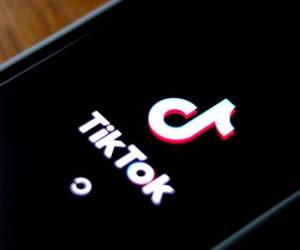 TikTok ha subrayado que los chats grupales Y mensajes directos no estarán disponibles para usuarios de entre 13 y 15 años. Foto de iStock