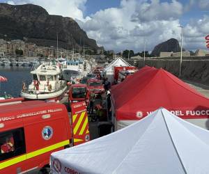 <i>Los buzos que buscan a los seis desaparecidos del naufragio del velero en Sicilia, entre ellos el presidente del banco Morgan Stanley International, Jonathan Bloomer y el magnate británico Mike Lynch, se enfrentan a grandes dificultades. FOTO EFE/ Vigili del Fuoco</i>