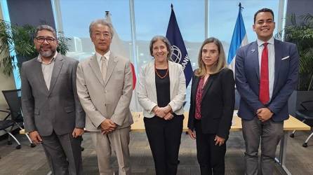 Carlos Suazo, Director Ejecutivo del Instituto Nacional de Formación Profesional (INFOP), Nakahara Jun, Embajador de Japón en Honduras, Kinnon Scott, Representante Residente del Banco Mundial en Honduras, Maite Matheu, directora de CARE Honduras, y Rider Calix, Director de Cooperación Externa de la Secretaría de Desarrollo Social (SEDESOL) en la firma oficial de lanzamiento del proyecto. Foto cortesía