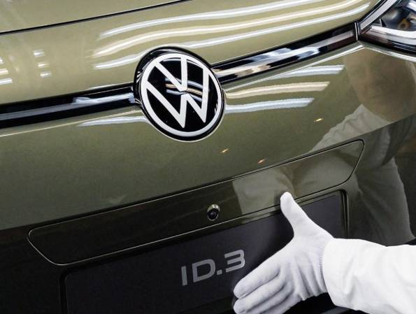 <i>Un empleado de VW presenta el nuevo modelo del automóvil eléctrico Volkswagen ID 3 del fabricante de automóviles alemán Volkswagen. FOTO AFP</i>