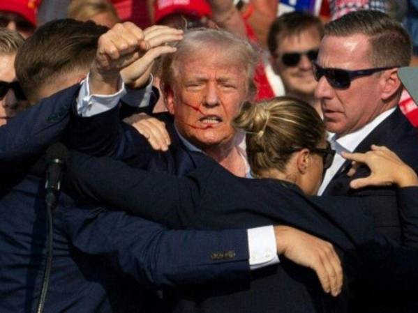 Donald Trump, candidato republicano, fue retirado del escenario por agentes del Servicio Secreto luego del atentado en Pennsylvania. Foto: Rebecca Droke / AFP.