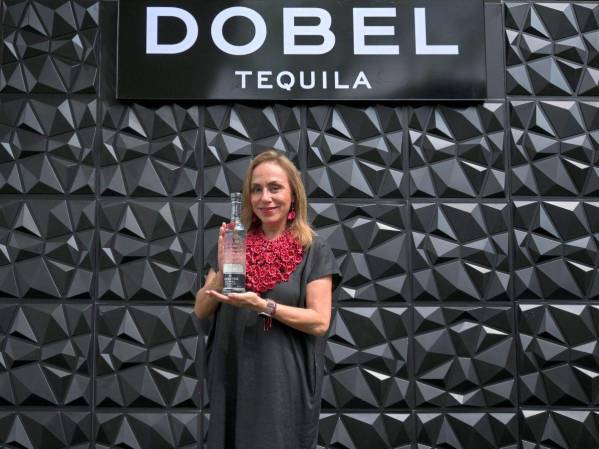 Aracely Ramos, embajadora de marca de Dobel Tequila, durante el lanzamiento en El Salvador. Foto: E&amp;N