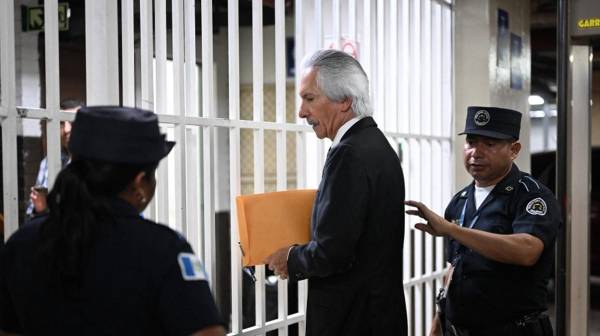 <i>El periodista guatemalteco José Rubén Zamora, fundador del desaparecido periódico El Periódico, llega esposado a una audiencia en el Palacio de Justicia de la Ciudad de Guatemala el 15 de mayo de 2024. FOTO JOHAN ORDONEZ / AFP</i>