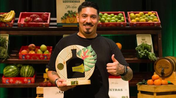 Dennis Viales, el bartender más sostenible de Costa Rica, resultó el ganador de esta edición 2024 con su coctel “Paapay tai”. Foto cortesía