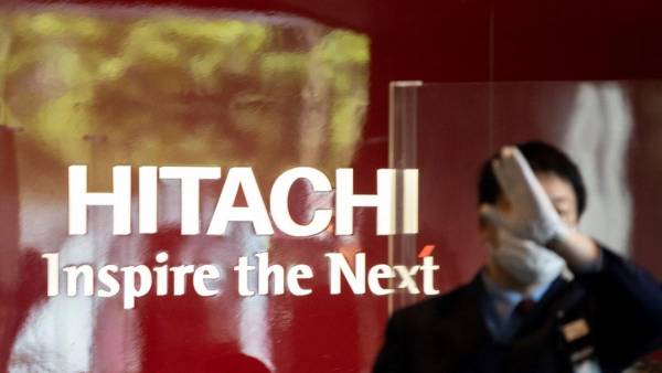 <i>El logotipo de Hitachi se ve en el vestíbulo de su sede en Tokio el 28 de abril de 2022.Behrouz FOTO MEHRI / AFP</i>