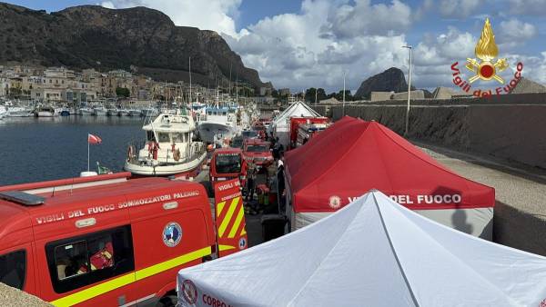 <i>Los buzos que buscan a los seis desaparecidos del naufragio del velero en Sicilia, entre ellos el presidente del banco Morgan Stanley International, Jonathan Bloomer y el magnate británico Mike Lynch, se enfrentan a grandes dificultades. FOTO EFE/ Vigili del Fuoco</i>