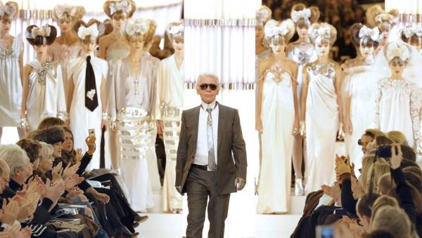<i>El diseñador alemán Karl Lagerfeld saluda al público tras el desfile de la colección de alta costura primavera-verano 2010 de Chanel, el 26 de enero de 2010 en París. AFP PHOTO/PATRICK KOVARIKPATRICK KOVARIK / AFP</i>