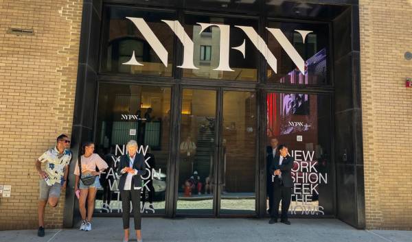 Fotografía de archivo de personas esperando frente a la puerta de la sede de la Semana de la Moda de Nueva York (EEUU). EFE/ Nora Quintanilla