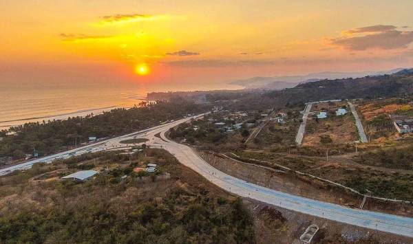 La ejecución de estos proyectos viales permitirá reducir la congestión vehicular y los tiempos de transporte de más de 2,621 vehículos. Foto cortesía MITUR