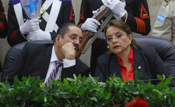 Imagen de archivo del secretario del Congreso Nacional de Honduras, Carlos Zelaya (i), quien conversa con la presidenta del país, Xiomara Castro. EFE/ Gustavo Amador