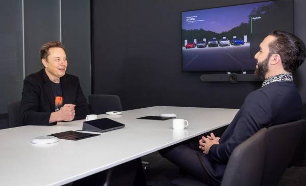 Fotografía cedida por el gobierno de El Salvador del empresario Elon Musk reunido con el presidente salvadoreño, Nayib Bukele en Texas, Estados Unidos. Foto de EFE