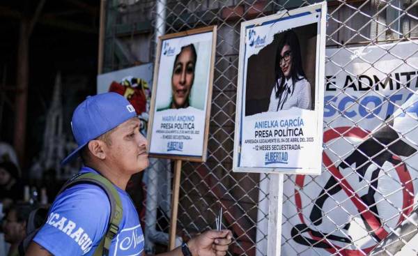 Un hombre que observa fotos de personas detenidas por el régimen del presidente nicaragüense Daniel Ortega. EFE/ Jeffrey Arguedas