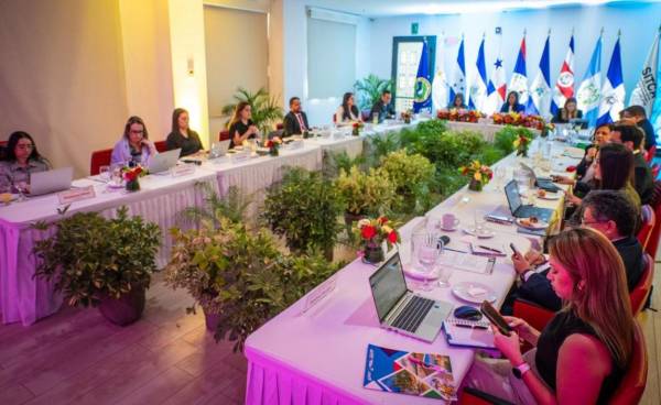 La ministra de Turismo de Honduras, Yadira Gómez, entregó la estafeta del CCT a su homóloga de Nicaragua, Anasha Campbell. Foto cortesía