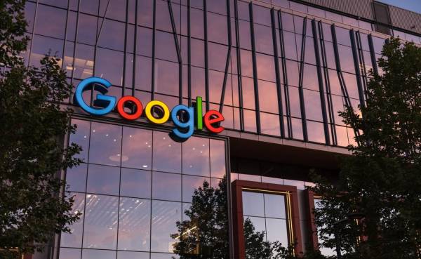 Google se ha comprometido a lograr cero neto de emisiones en todas sus operaciones para 2030. Foto de iStock