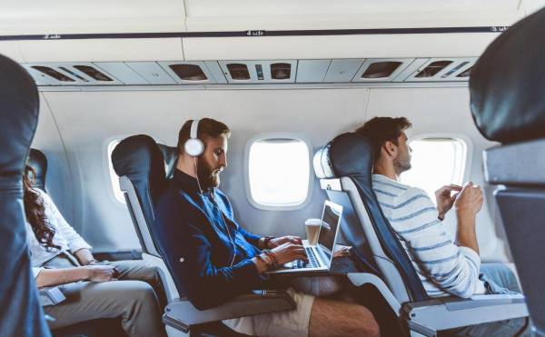 Los ejecutivos de las aerolíneas atribuyeron el exceso de capacidad a una visión demasiado optimista de la demanda de viajes. Foto de iStock