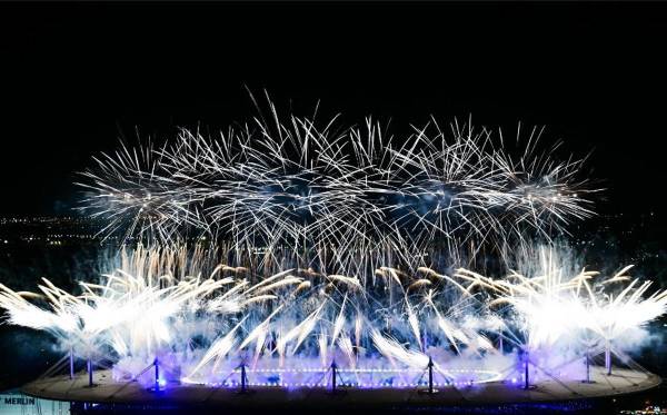 <i>Los fuegos artificiales iluminan el cielo durante la ceremonia de clausura de los Juegos Olímpicos de París 2024 en el Estadio de Francia, en Saint-Denis, en las afueras de París, el 11 de agosto de 2024. FOTO Mauro PIMENTEL / AFP</i>