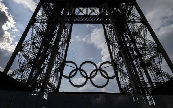 <i>Esta fotografía tomada el 26 de junio de 2024 muestra los anillos olímpicos en la Torre Eiffel de París, el 26 de junio de 2024. FOTO OLIMPIA DE MAISMONT / AFP</i>
