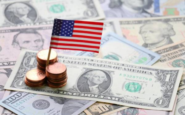 Economía de EEUU comienza a desacelerarse y repunte del dólar pierde fuerza