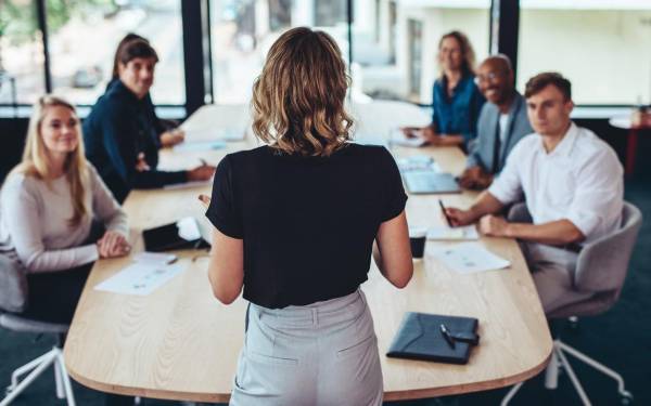 Cuando una empresa comparte más valor con los grupos de interés que no son accionistas, esto puede indicar una ventaja competitiva. Foto de iStock