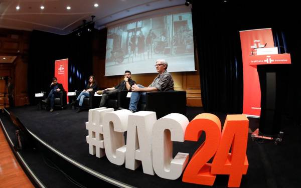 El periodista español Jacobo García, la escritora Elvira Navarro, el escritor de El Salvador, Juan José Martínez y el escritor mexicano Emiliano Monge participan en el encuentro Centroamérica Cuenta que se celebra en el Instituto Cervantes, en Madrid. EFE/ David Fernández