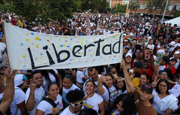 <i>Los venezolanos que viven en Colombia se reúnen afuera del consulado venezolano en Medellín, Colombia, mientras esperaban los resultados oficiales de las elecciones presidenciales de su país el 28 de julio de 2024. FOTO JAIME SALDARRIAGA / AFP</i>