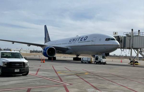 Avión de United Airlines pierde rueda en el despegue