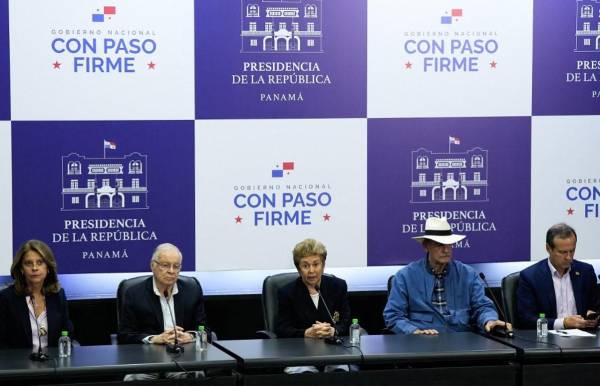 <i>La expresidenta de Panamá, Mireya Moscoso (centro), habla junto a (de izq. a der.) la exvicepresidenta de Colombia, Marta Lucía Ramírez, el expresidente de Costa Rica, Miguel Ángel Rodríguez, el expresidente de México, Vicente Fox, y el expresidente de Bolivia, Jorge Quiroga, durante una conferencia de prensa en el Palacio Presidencial en la Ciudad de Panamá el 26 de julio de 2024. FOTO ARNULFO FRANCO / AFP</i>