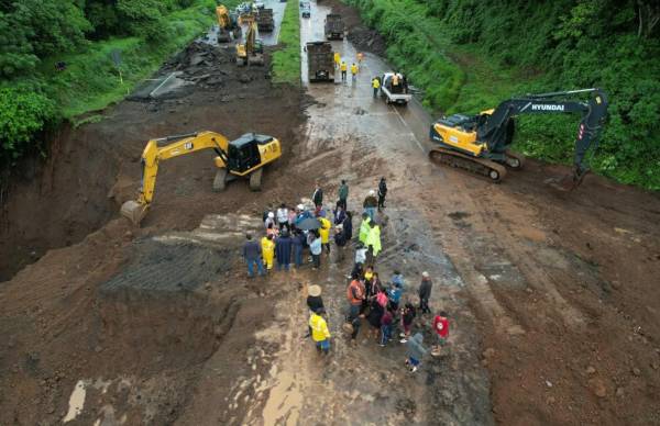 <i>Vista aérea del colapso de un drenaje debajo de la carretera Palin-Escuintla debido a las fuertes lluvias en Palin, cerca de la ciudad de Guatemala, el 16 de junio de 2024. FOTO Jesús MIRANDA / AFP</i>