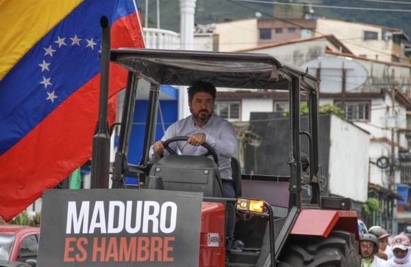 El candidato presidencial venezolano por el partido Arepa Digital, Daniel Ceballos, conduce un tractor durante un acto de campaña en San Cristóbal, estado Táchira, el 23 de julio de 2024. FOTO .Johnny PARRA / AFP