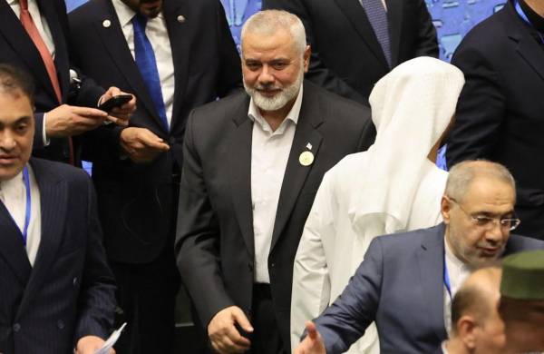 <i>El líder del grupo militante palestino Hamás, Ismael Haniyeh, asiste a una ceremonia de juramentación del nuevo presidente, en el parlamento de Teherán, el 30 de julio de 2024. FOTO AFP</i>