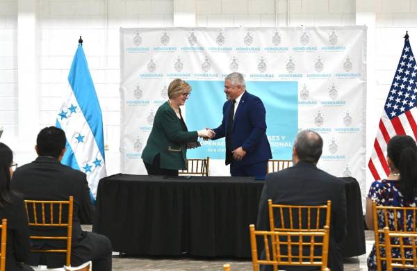 <i>La embajadora de EEUU, Laura Dogu: y el canciller de Honduras, Enrique Reina, firman acuerdo de entendimiento. FOTO Laura Dogu</i>