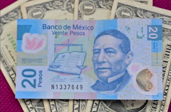 (ARCHIVOS) Imagen de un billete de 20 pesos mexicanos que equivale a un dólar estadounidense (19.738800 pesos) en la Ciudad de México, el 2 de junio de 2022. FOTO PEDRO PARDO / AFP