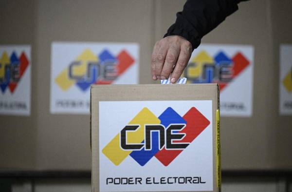 <i>Un hombre emite su voto durante las elecciones presidenciales venezolanas, en Caracas, el 28 de julio de 2024. Los venezolanos votan el domingo entre la continuidad del presidente Nicolás Maduro o el cambio de su rival Edmundo González Urrutia, en medio de una gran tensión tras la amenaza del actual presidente de un baño de sangre si pierde, lo que según las encuestas es probable. FOTO Federico PARRA / AFP</i>