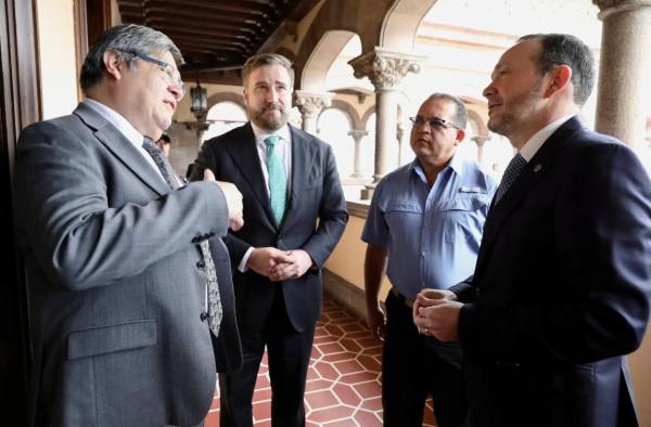 <i>Los representantes de los ministerios de seguridad de los tres países, junto con el embajador de EEUU en Guatemala se reunieron en Guatemala para la firma del convenio. FOTO GOBIERNO DE GUATEMALA</i>