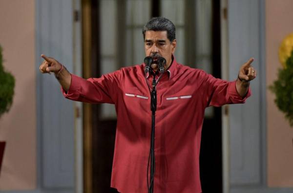 <i>El presidente venezolano, Nicolás Maduro, se dirige a sus partidarios en el exterior del palacio presidencial de Miraflores, durante una manifestación en apoyo a los resultados de las elecciones presidenciales en Caracas el 7 de agosto de 2024.FOTO Yuri CORTEZ / AFP</i>