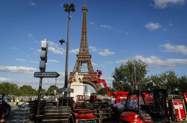 <i>Esta fotografía muestra el sitio de construcción del Parc des Champions (Parque de los Campeones) al pie de la Torre Eiffel en el Trocadero para los próximos Juegos Olímpicos de París 2024, en París el 4 de julio de 2024. FOTO Geoffroy VAN DER HASSELT / AFP</i>
