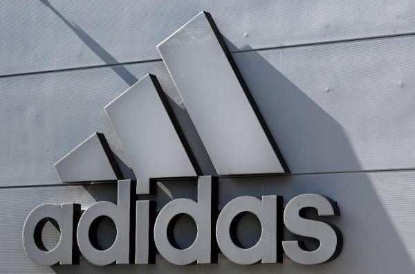 <i>(ARCHIVOS) El logotipo de la empresa del fabricante alemán de equipos deportivos Adidas se ve en un edificio en Herzogenaurach, sur de Alemania, el 3 de julio de 2023. FOTO Christof BOZO / AFP</i>